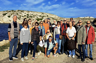 Colloque à ciel ouvert de la délégation Méditerranée de la SFHM aux îles du FRIOUL, le 28 octobre 2023 - Une partie des participants près de la digue de Berry, entre Pomègues et Ratonneau